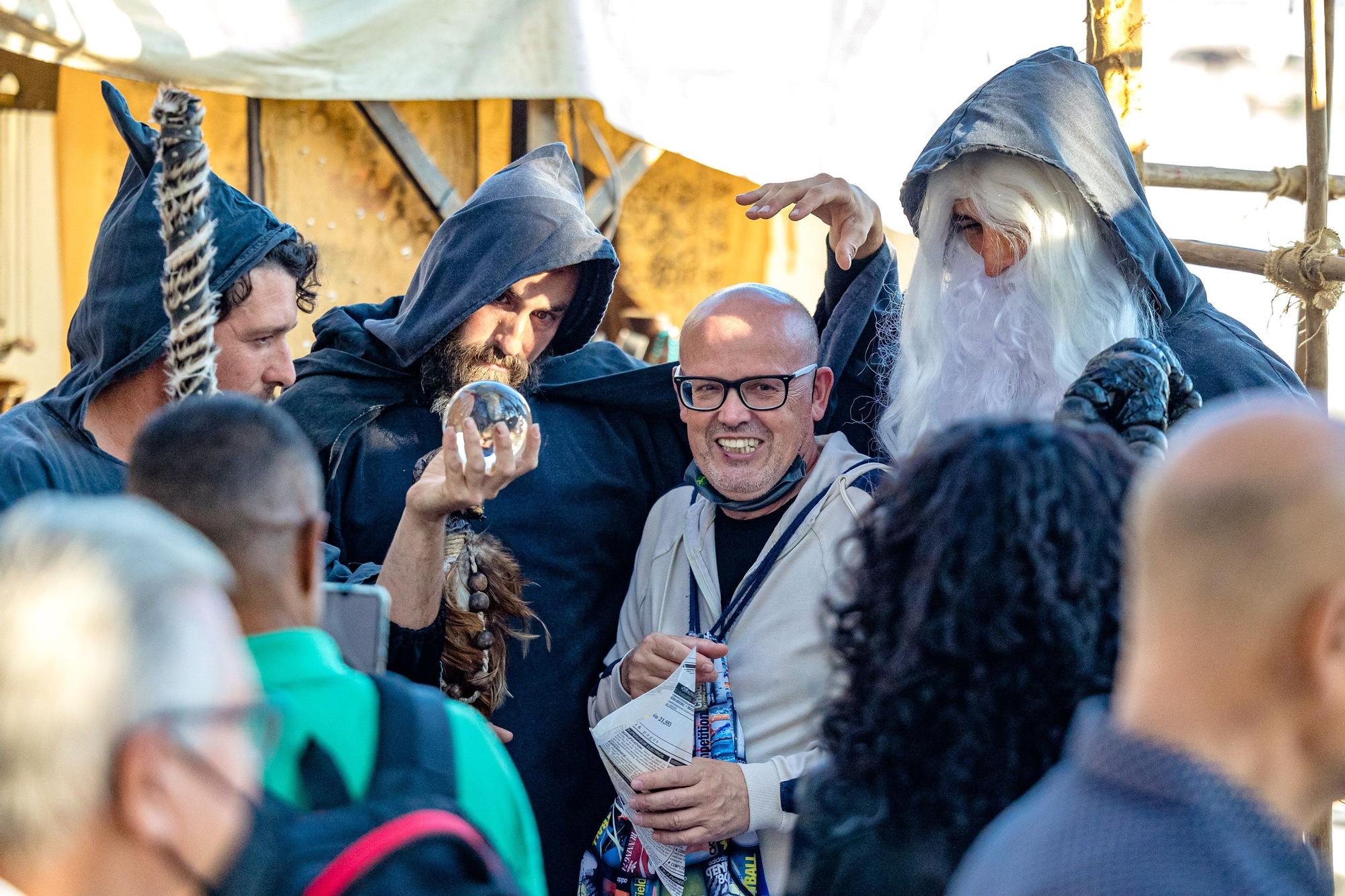 El parque de Elche se convierta en el escenario de un llamativo mercado en el que se pueden ver desde puestos a todo tipo de espectáculos | La actividad se enmarca dentro de los actos de la Carta Pobla