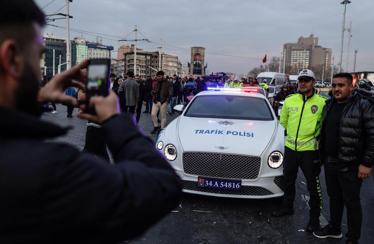 Fotos a los cochazos policiales en las calles de Estambul