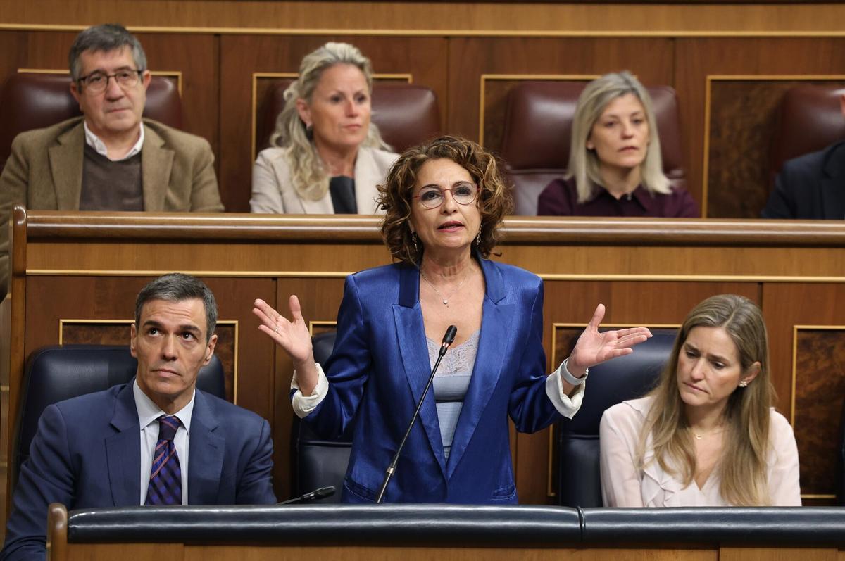 La vicepresidenta primera y ministra de Hacienda, María Jesús Montero, interviene este miércoles durante la sesión de control al Gobierno, junto al presidente del Gobierno, Pedro Sánchez, y la vicepresidenta tercera, Sara Aagesen.