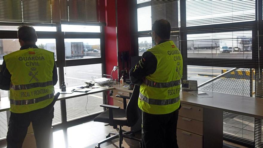 Dos agentes de la Guardia Civil observan las instalaciones de la Aduana de Murcia.