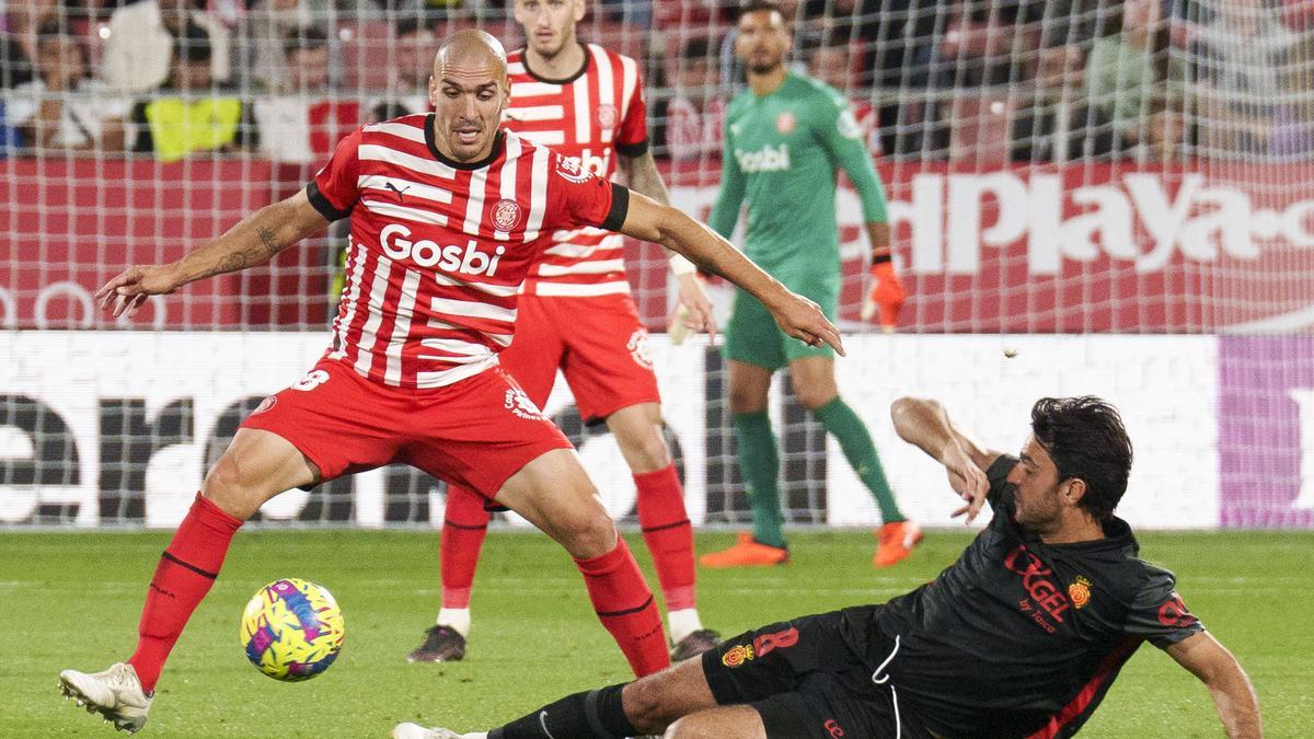 Grenier intenta frenar a Oriol Romeu en el tramo final del partido.