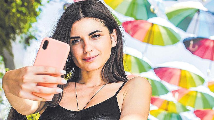 Una joven sacándose un ‘selfie’