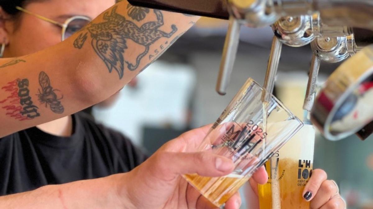Tiradores de cerveza en una edición anterior de la Fira de Cervesa Artesana de L'Hospitalet.