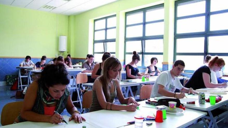 Los aspirantes realizan una de las pruebas creativas en una de las aulas de la Escuela de Arte y Superior de Diseño de Zamora.