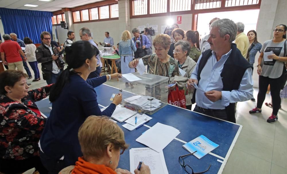 Los vigueses acuden a la cita con las urnas