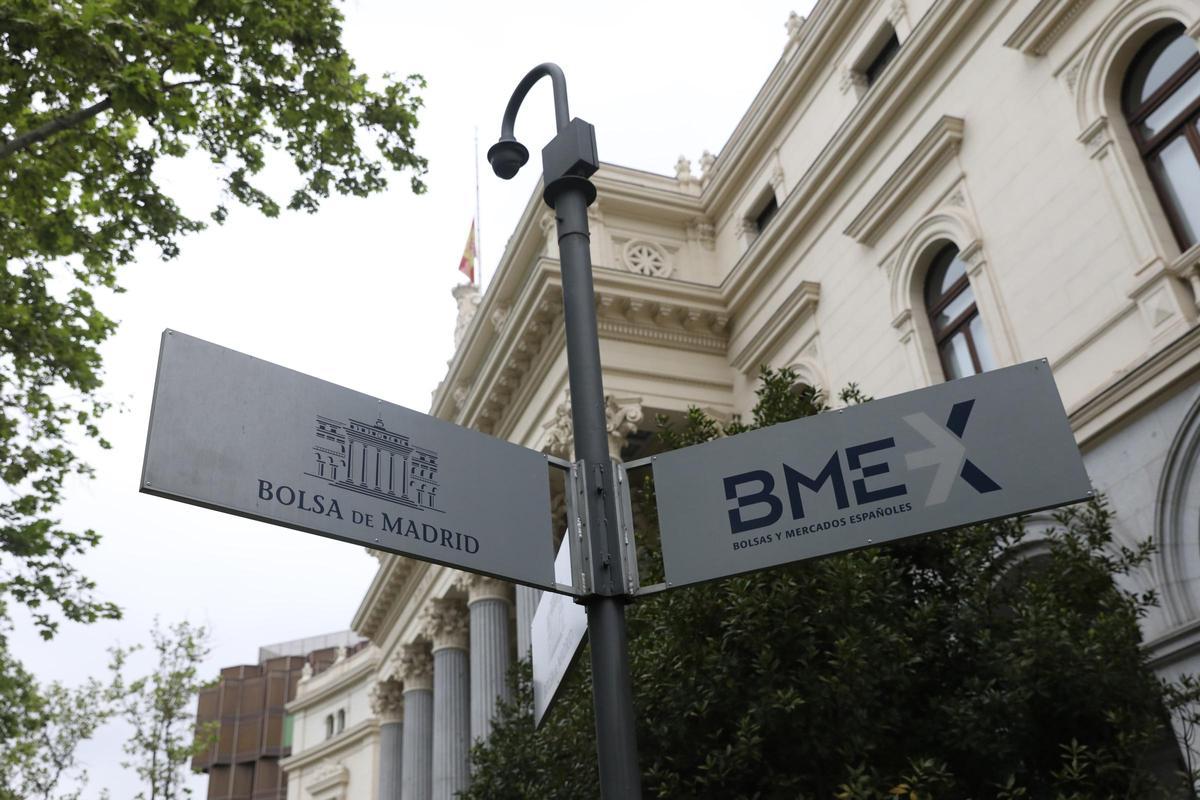 Cartel situado en las inmediaciones del Palacio de la Bolsa en Madrid