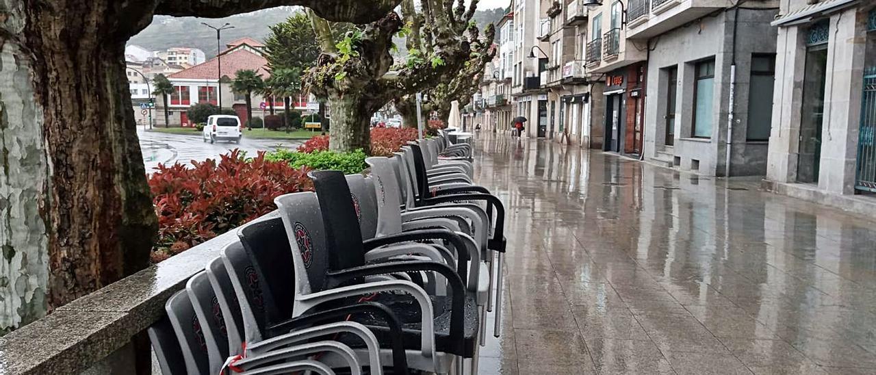 Las terrazas estaban ayer en Cangas cerradas por la lluvia.   | // SANTOS ÁLVAREZ