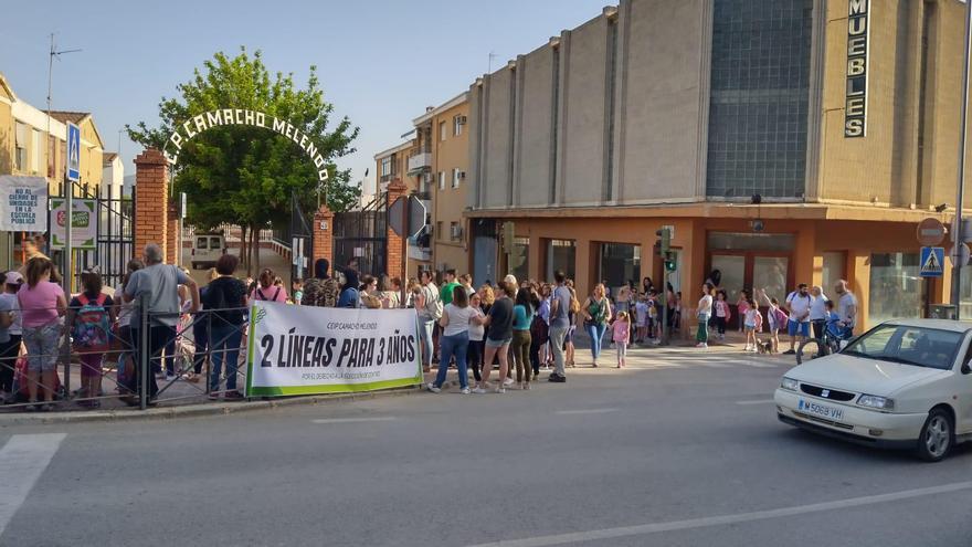 Continúan las movilizaciones para recuperar la segunda línea de Infantil en el Camacho Melendo de Priego