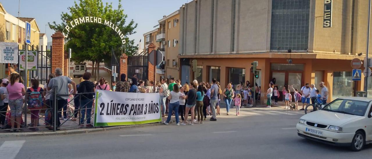 Protesta de los padres a las puertas del colegio Camacho Melendo.