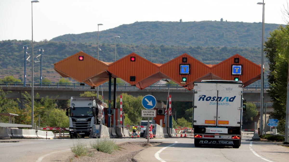 L&#039;AP-2 de les Borges Blanques i vehicles accedint a l&#039;autopista o sortint-ne