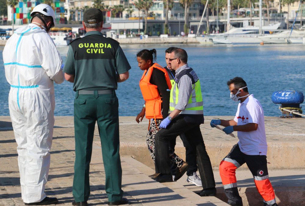 Llega una patera con medio centenar inmigrantes al puerto de Málaga