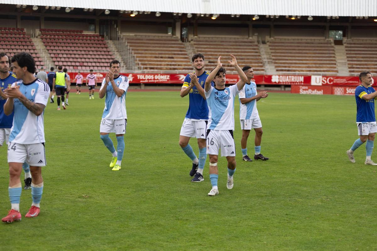 Los jugadores del Compostela saludan a la grada de San Lázaro.