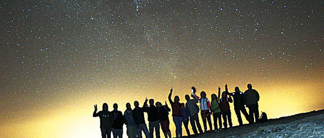 Un grupo de aficionados a la astronomía durante una de las primeras lluvias de estrellas, a finales del pasado mes de julio.