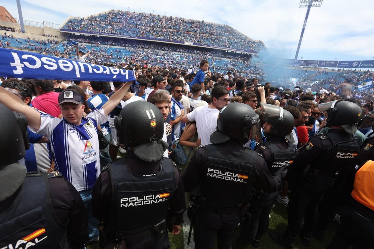 Los jugadores celebrando en el ascenso en el campo