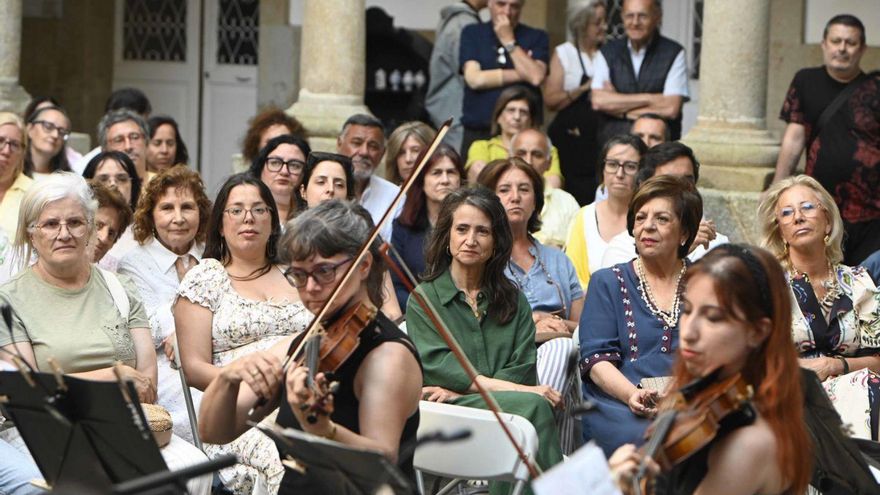 Un momento de la actuación, en el claustro. | Pablo H. Gamarra