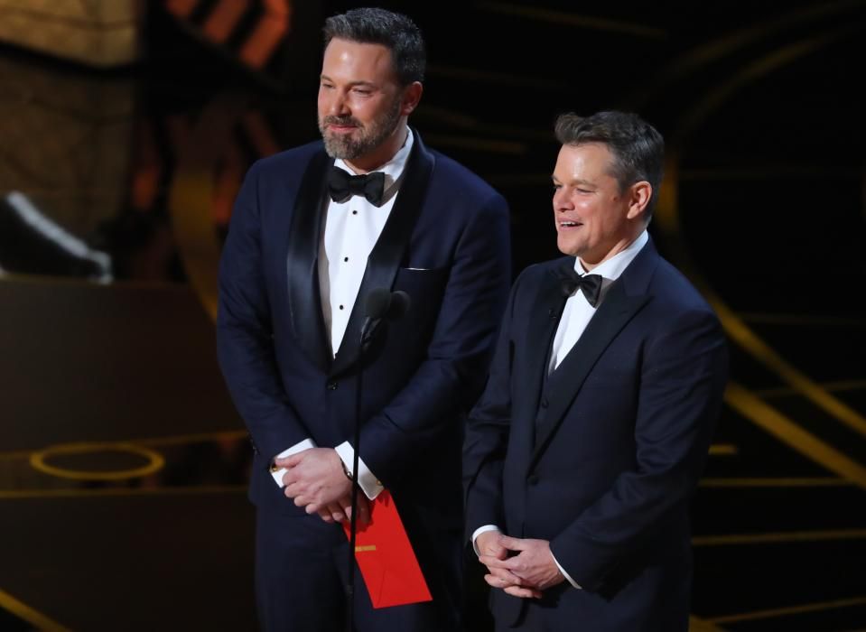 Ben Affleck y Matt Damon, que han sido anteriormente pareja de escritores de guiones, presentan el Mejor guion original.