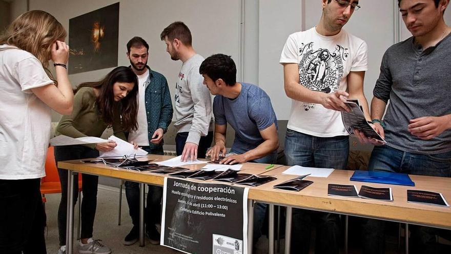 Los alumnos, en el stand informativo que colocaron ayer en la Escuela Politécnica.