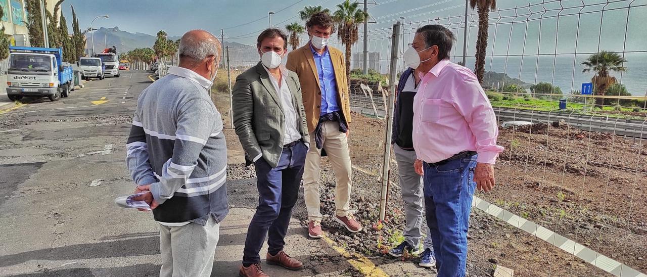 El consejero Manuel Fernández y el concejal Díaz Guerra visitan Chamberí.