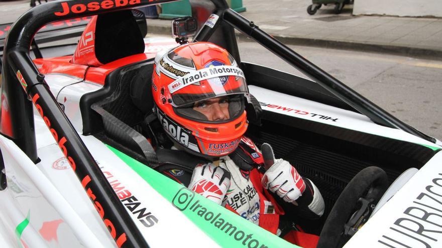 Joseba Iraola, en el interior de su Nova Proto NP 01.