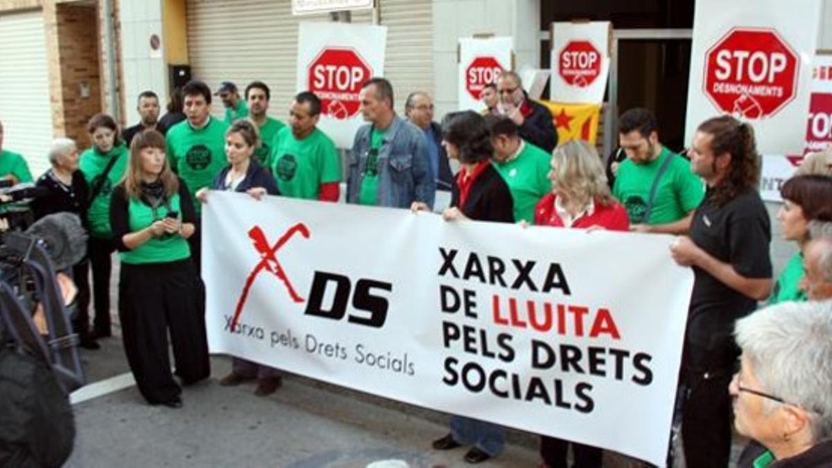 Concentración de miembros de la Plataforma de Afectados por la Hipoteca ante el piso de Rómulo Bedoya, en el barrio de Sant Narcís de Girona.