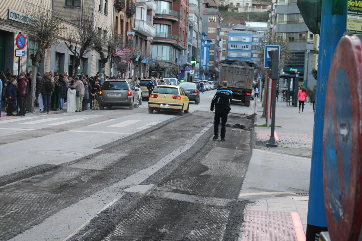 Obras de reasfaltado en la calle Manuel Llaneza tras la canalización de la red de geotermia de Mieres
