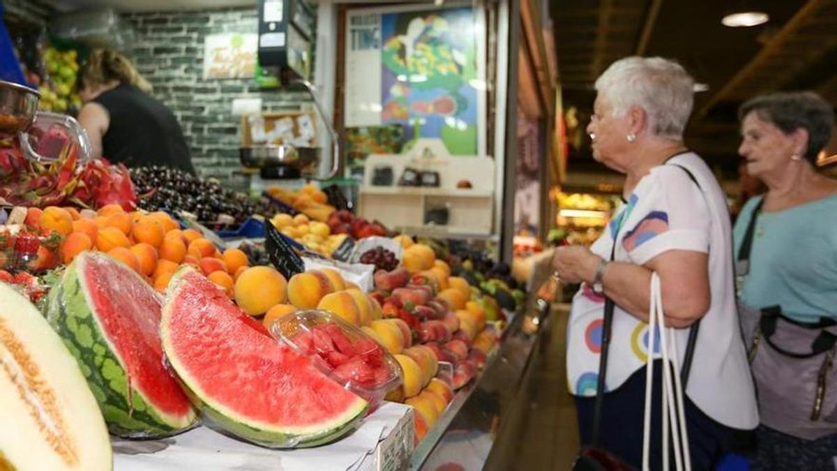 Clientes comprando fruta