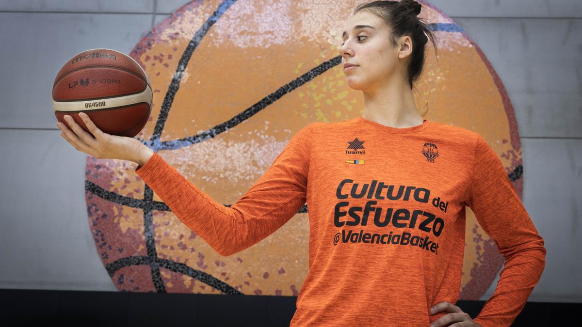 Raquel Carrera posa con la pelota antes de los cuartos de final de la Euroliga, que empiezan este lunes en Italia