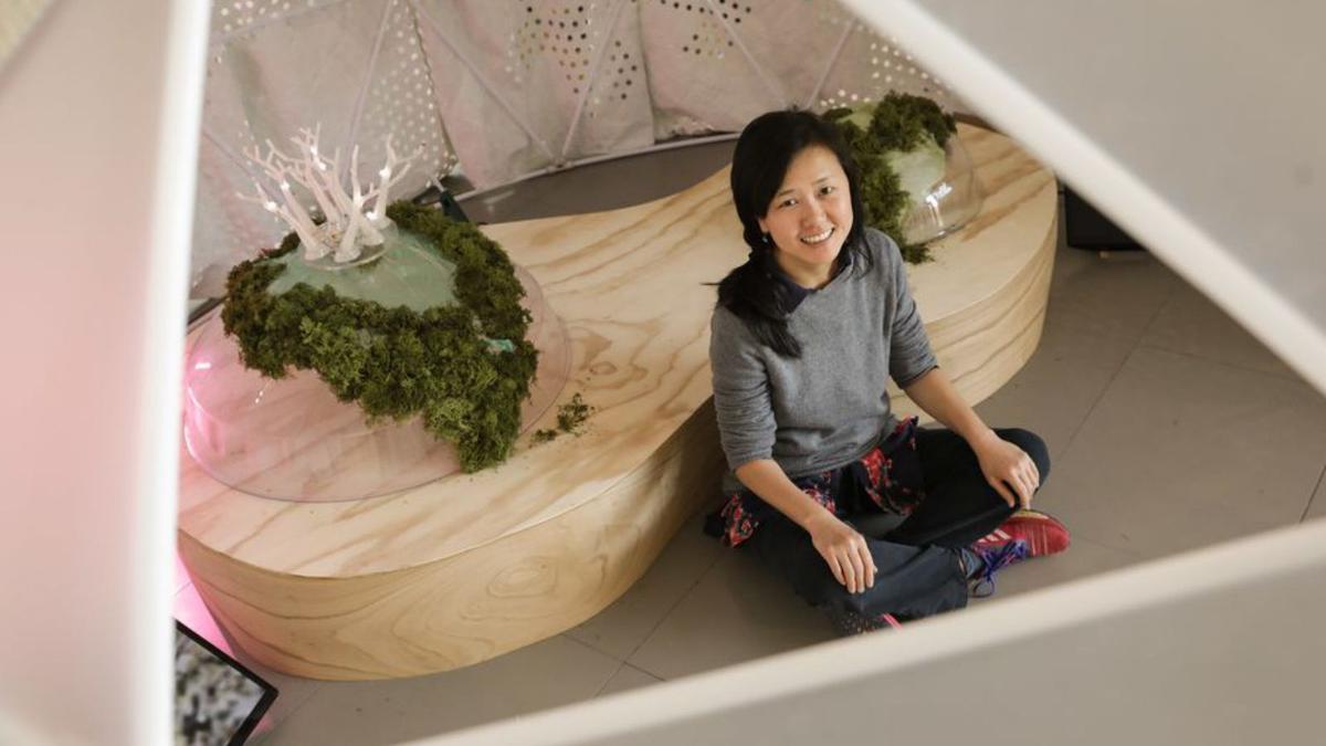 Paula Nishijima, con las plantas que forman parte de su instalación. | J. Plaza