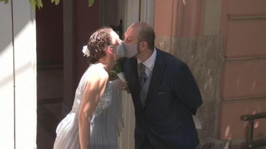 Las primeras bodas civiles tras el confinamiento se celebran en València