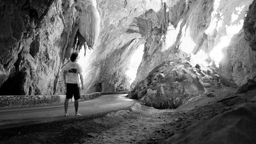 Un caminante en el interior de la Cuevona de Cueves.