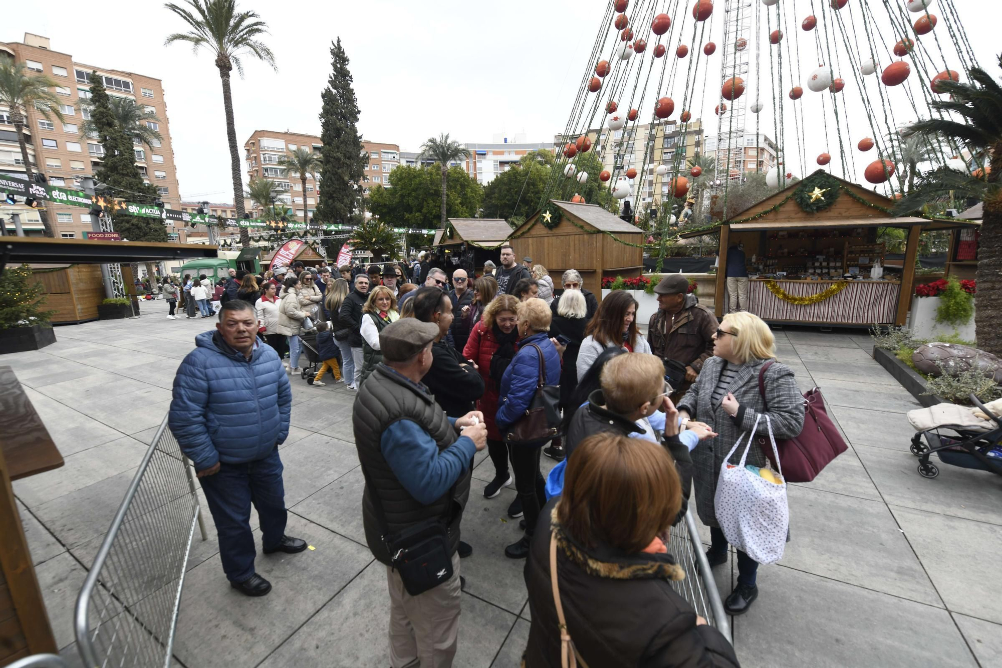 Reparto de pasteles de carne y marineras en la Plaza Circular de Murcia