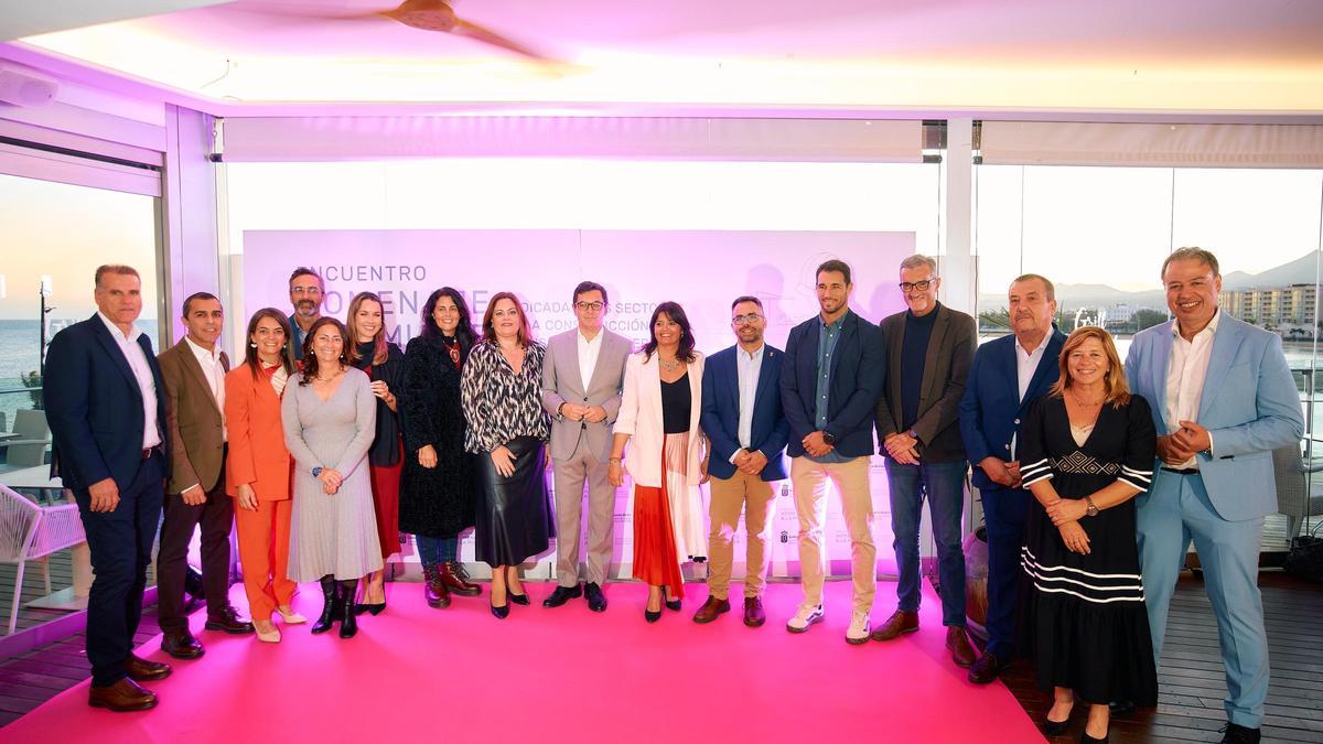 Encuentro Homenaje a la Mujer dedicada a los sectores de la construcción, transportes y puertos