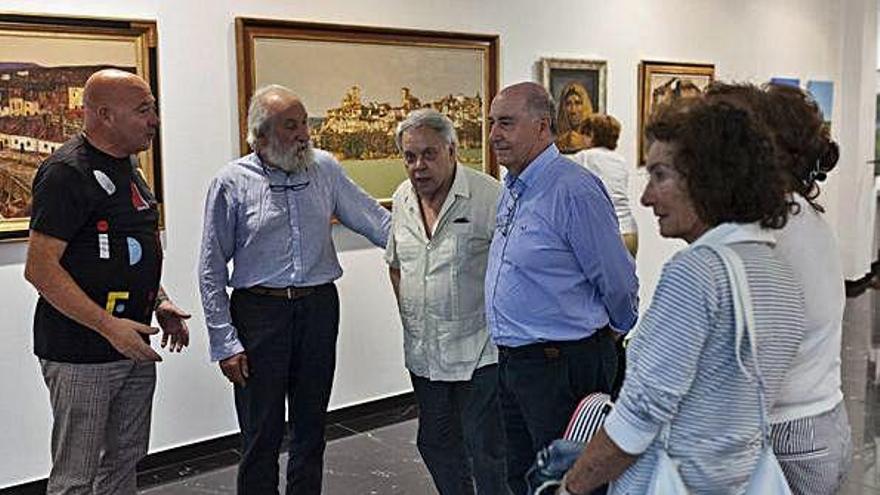 Ángel Almeida, responsable de la galería (izquierda), junto a Luis Alonso y Antonio Pedrero.