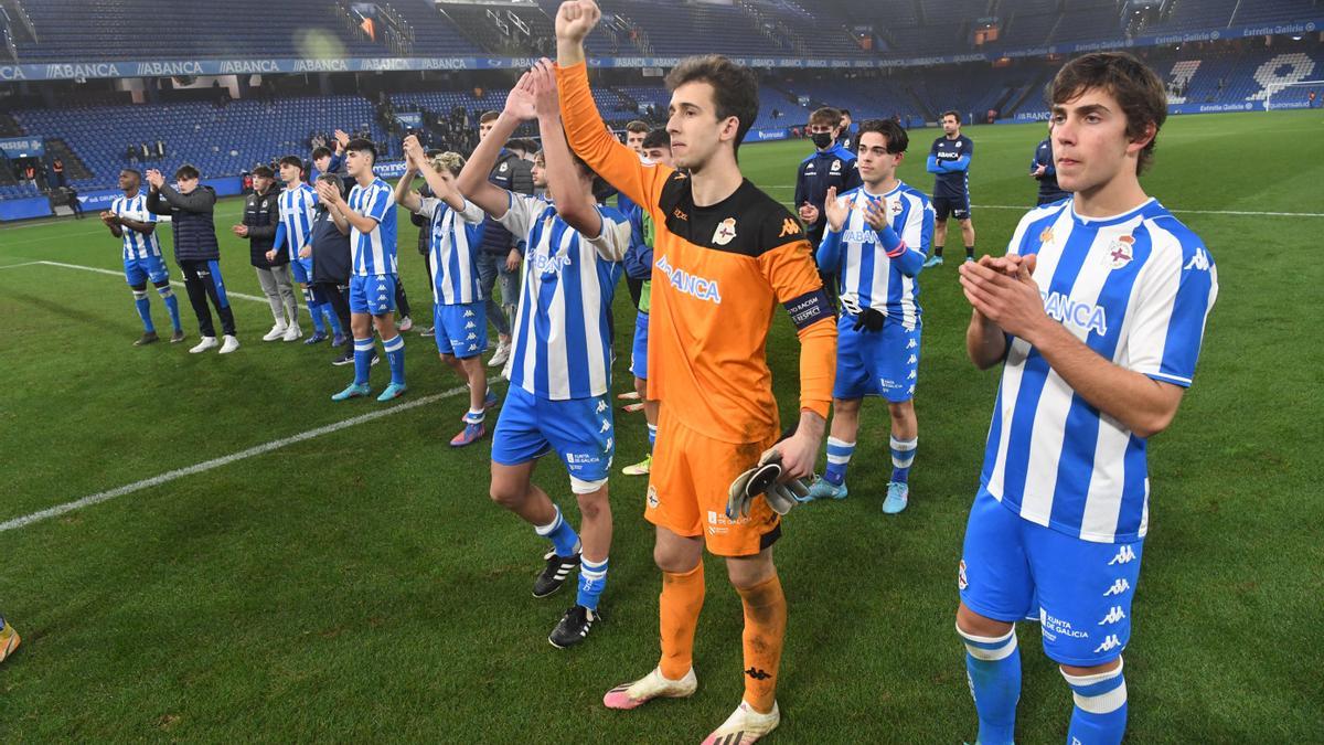 Los juveniles agradecen a la afición su apoyo, ayer, tras el partido contra el Dynamo de Kiev.