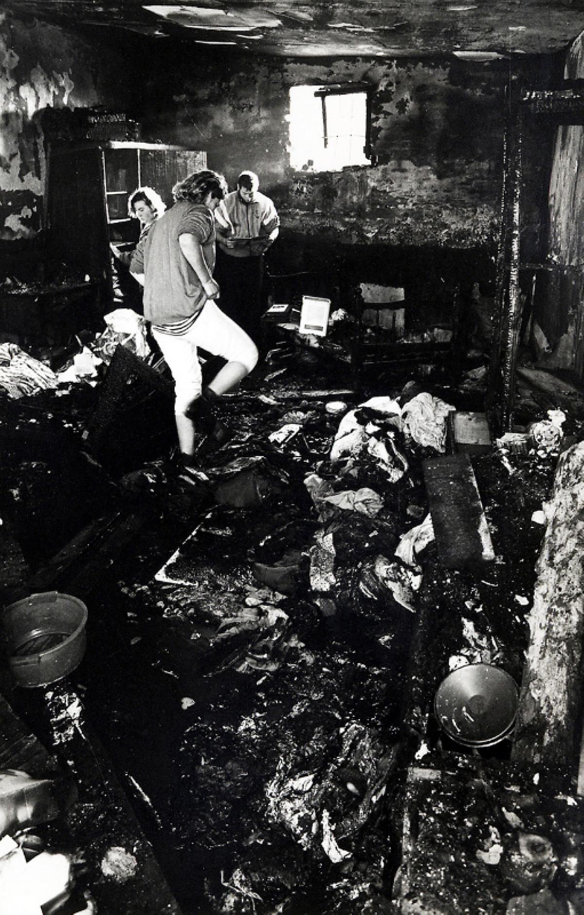 Benifaió 1992. Cinco miembros de una misma familia murieron abrasados mientras dormían al declararse un incendio en la chabola en la que vivían.