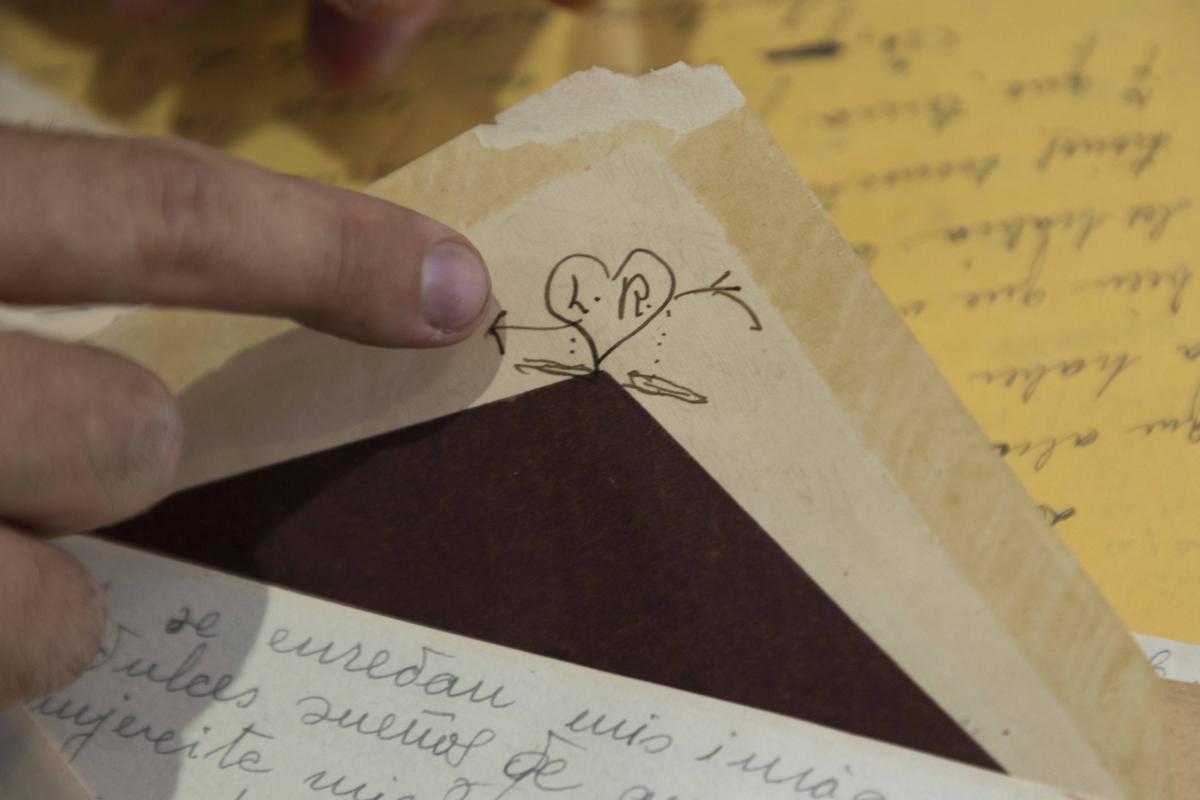 Valencia. VLC. Reportaje sobre las historias de personas anónimas que se recogen en las cartas antiguas que colecciona el bibliógrafo Rafael Solaz