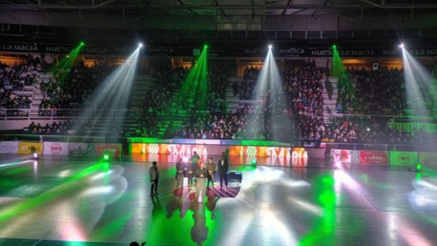 El Palacio de los Deportes vivió un ambiente espectacular. | PEÑAS HUESCA