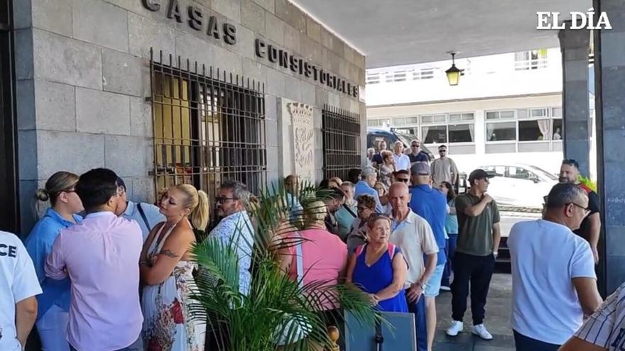 Momentos preliminares a las afueras del Ayuntamiento del Puerto de la Cruz