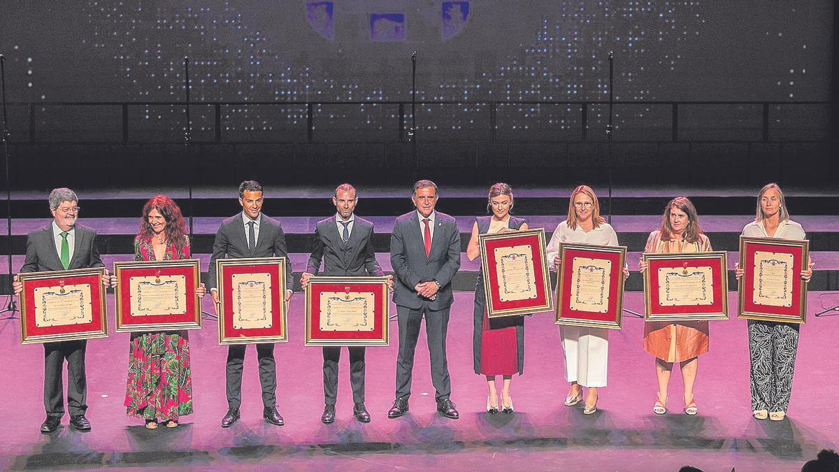 Los hijos predilectos del municipio de Murcia y las nuevas medallas de oro posan para la foto de familia.