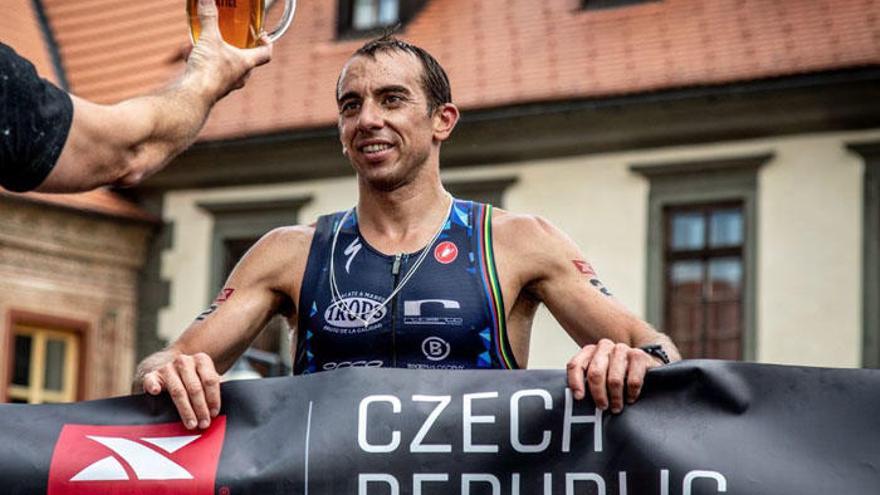 El triatleta rinconero confirmó en tierras checas su extraordinario momento de forma.