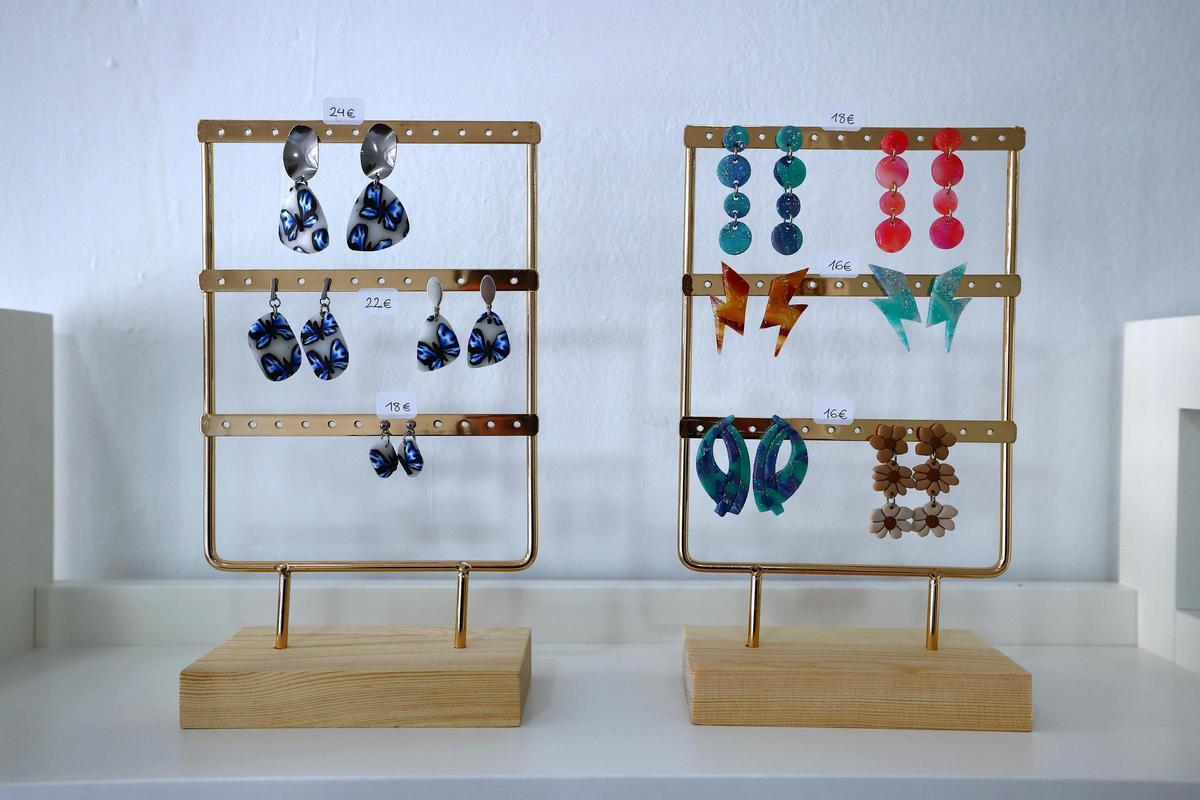 Sopa de bolitas, el taller creativo de Zaragoza donde puedes realizar tus propios pendientes con resina y flores secas: “Convertí una actividad terapéutica para mí en terapia para el resto”