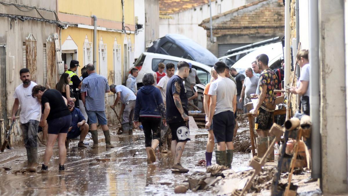 Vecinos de la calle San Nicolá sde Javalí Viejo, la ‘zona cero’del temporal, en la calle.  ISRAEL SÁNCHEZ