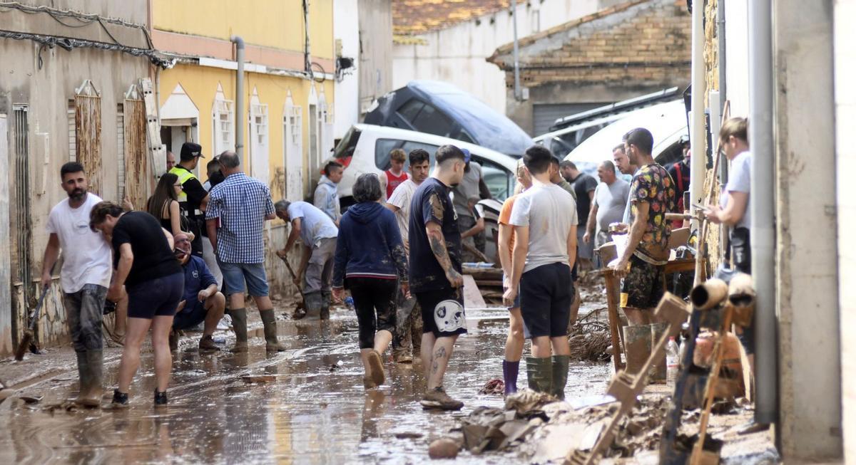Vecinos de la calle San Nicolás
de Javalí Viejo, la ‘zona cero’
del temporal, en la calle. ISRAEL SÁNCHEZ