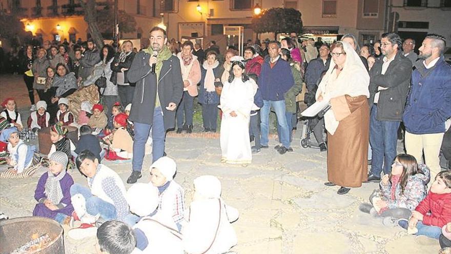 Éxito de participación del belén vivienta de cañete en la plaza de la constitución