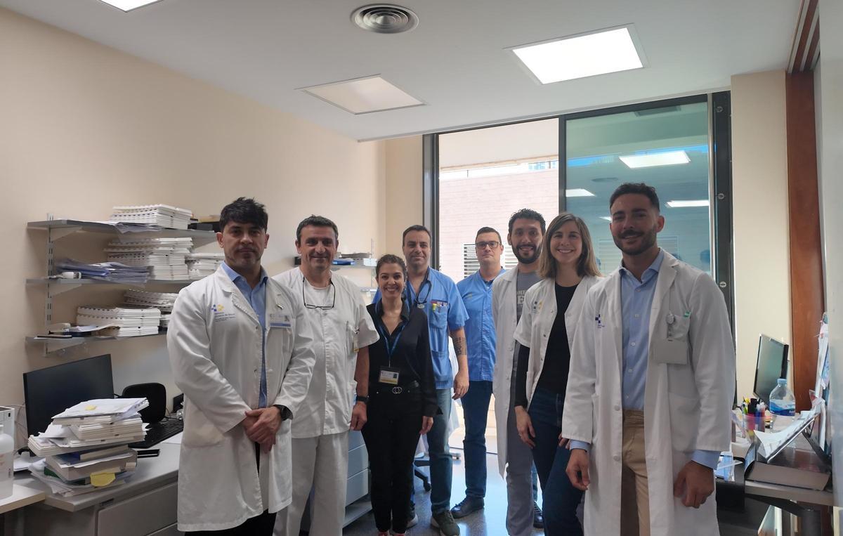 De izquierda a derecha, Miguel Carnero, Rafael Camacho, Elisa González, David Aguiar, Juan Manuel Díaz, Víctor Quesada, Silvia Santamaría y Juan José Gordillo, integrantes del Comité Molecular de Tumores del Hospital Doctor Negrín.