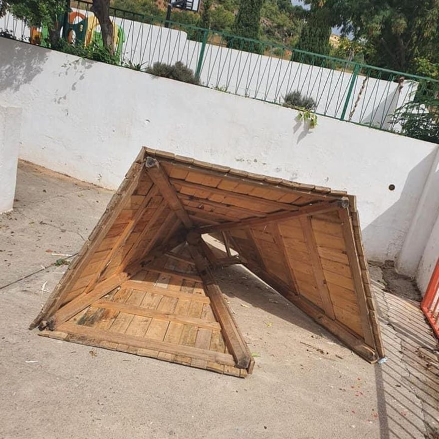 Hace días aparecieron rotos diversos juegos infantiles del CEIP Rosario Pérez.