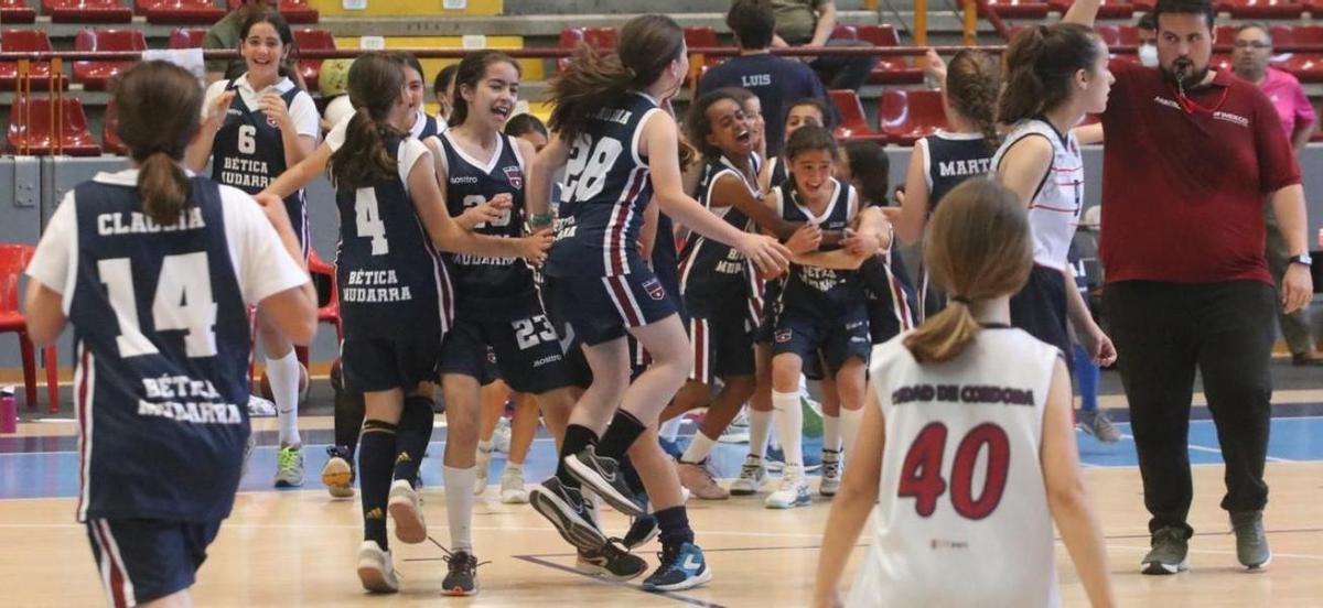 Celebración de una victoria en los Juegos Municipales Barrionuevos.