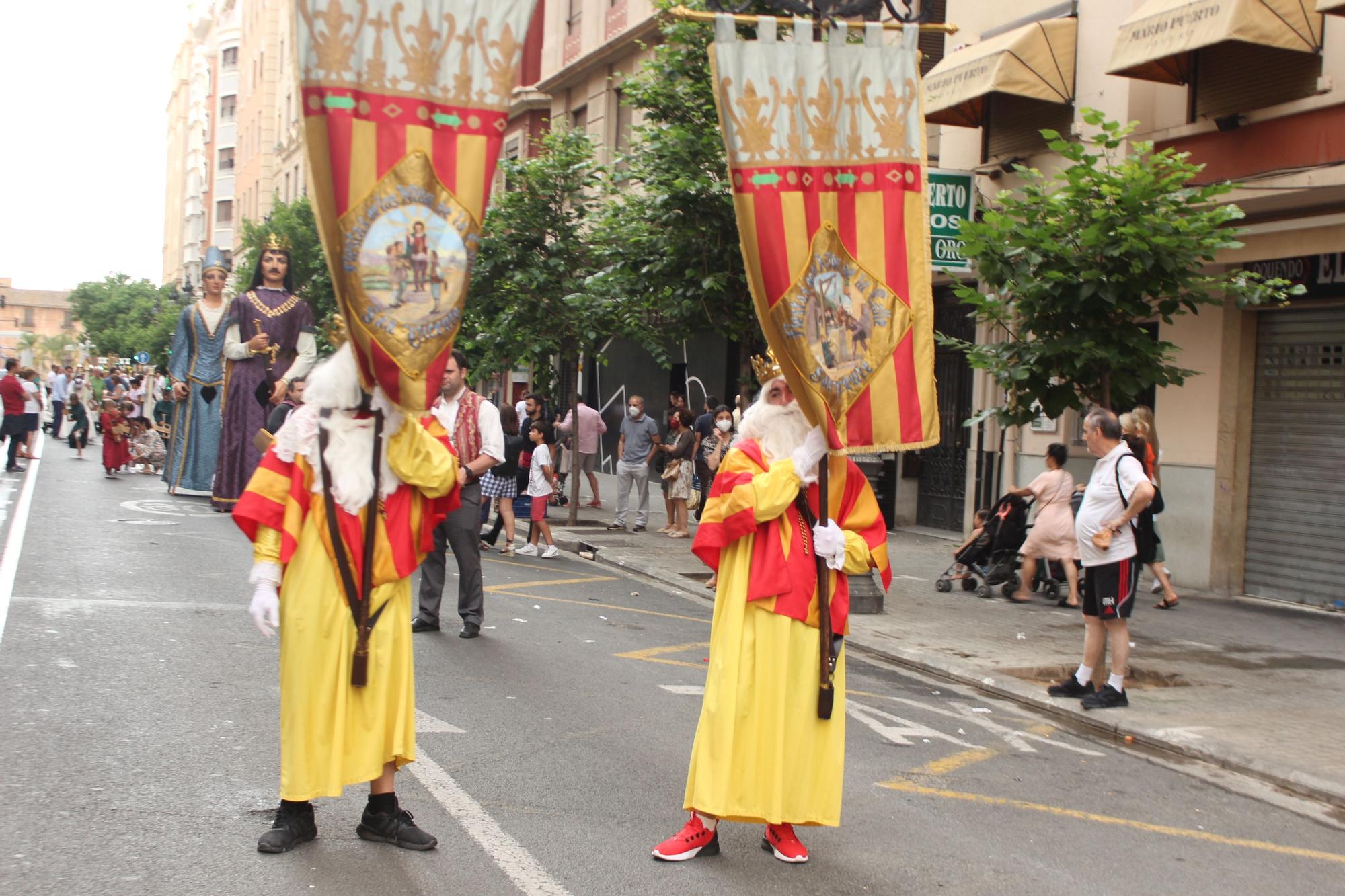 La calle San Vicente acoge la procesión "dels Xiquets" con tres generaciones falleras