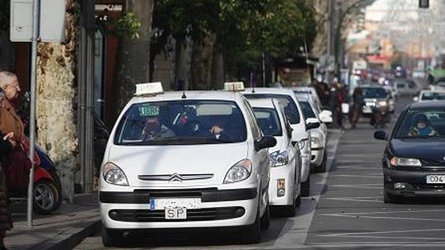 Facua critica la subida de &quot;hasta el 131%&quot; en los taxis de siete o nueve plazas