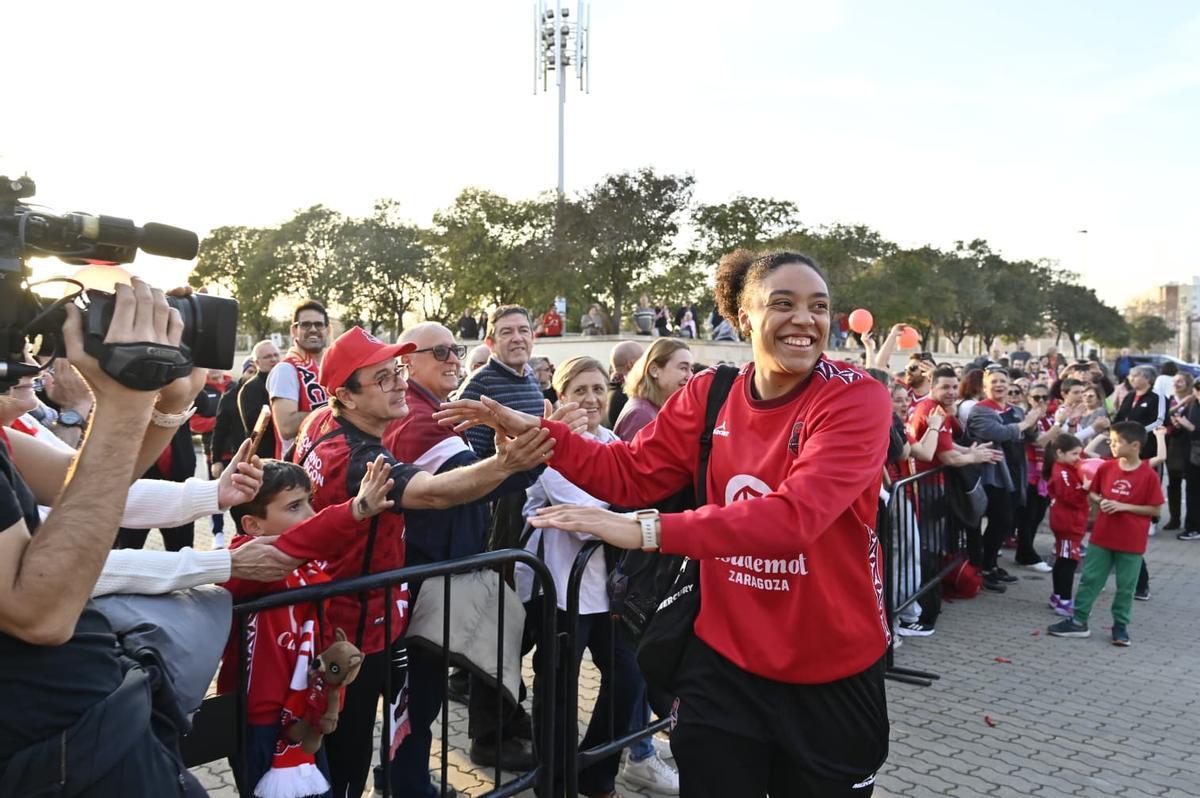Helena Oma saluda a varios aficionados a la entrada del pabellón.